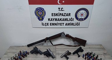 Eskipazar'da bir evde ruhsatsız 4 tabanca ele geçirildi