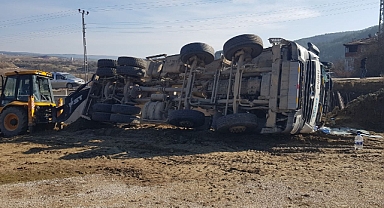 Safranbolu'da hafriyat kamyonu devrildi, sürücü yaralandı