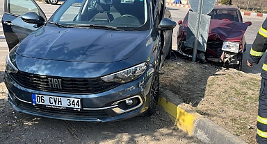 Karabük'te iki otomobil çarpıştı: 3 yaralı