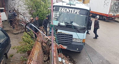 Minibüs bahçe duvarına çarptı:5 yaralı