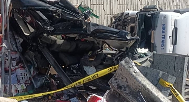 TIR, otomobilin üzerine devrildi: 4 ölü, 2'si polis 3 yaralı
