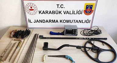 Define ararken yakalandılar
