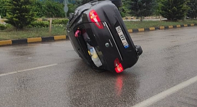 Kayganlaşan yolda otomobil karşı şeride geçip takla attı:3 yaralı