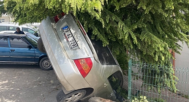 Kaza yapan araç, apartmanın bahçesine düştü