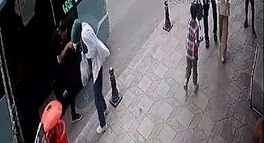 Minibüsten indiler üzerlerine taş yağdı