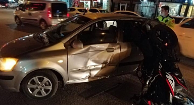 Motosiklet kavşakta otomobille çarpıştı!