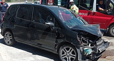 Otomobil bariyerlere çarptı: 2 yaralı