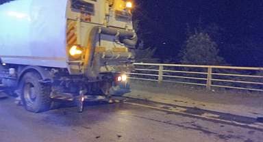 Otomobil yol süpürme aracına çarptı: 1 yaralı