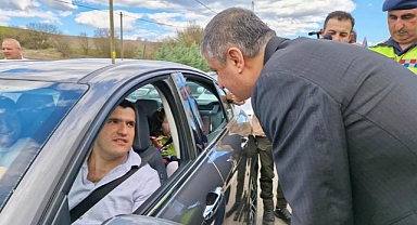 Uygulamaya katılan vali sürücüleri uyardı