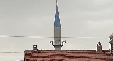 Yenice'de fırtına minareyi böyle salladı