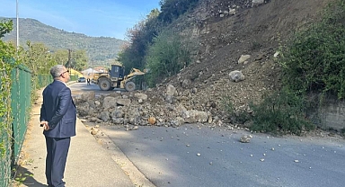 Yenice’de heyelan: Mahalle yolu kapandı