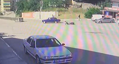 Otomobil ile motosikletin çarpıştığı kaza kamerada: 1 yaralı