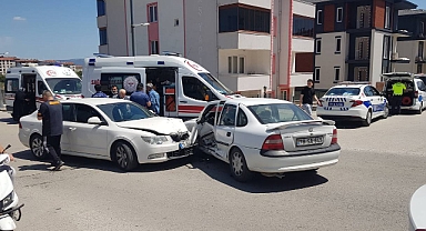 Köprü girişinde otomobiller çarpıştı: 4 Yaralı