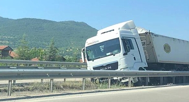 Bariyerlere çarpan tır sürücüsü yaralandı
