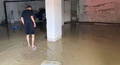 Yollar göle döndü, evleri su bastı