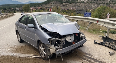 Karabük’te otomobil bariyerlere çarptı: 2 yaralı