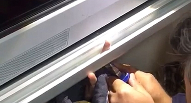 Öğrencinin parmağı akıllı tahtaya sıkıştı