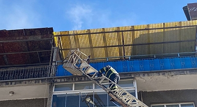 4 katlı binanın çatı katında çıkan yangın, söndürüldü