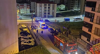 EŞYALARI SOKAĞA ATTI, EVİ ATEŞE VERDİ