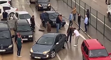 3 aracın karıştığı zincirleme kaza kamerada