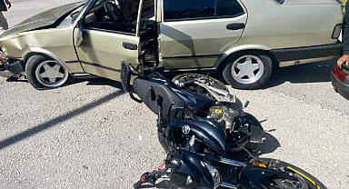 Karabük’te otomobil ile çarpışan motosikletli yaralandı