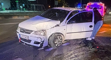 Karabük'te alkollü, ehliyetsiz sürücünün minibüse çarpma anı kamerada