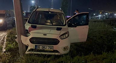 Karabük'te hafif ticari araç refüje çarptı: 3 yaralı