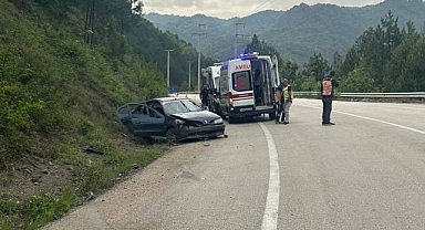 Karabük’te otomobil bariyere çarptı: 3 yaralı!