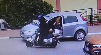 Kaza anı kamerada: Kapıyı açınca olanlar oldu!