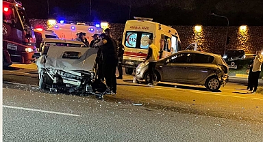 Otomobiller kavşakta çarpıştı: 4 Yaralı