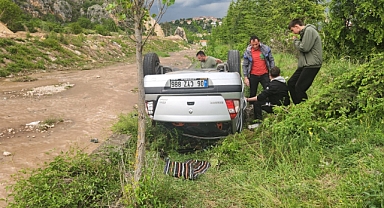 Otomobil dere yatağına uçtu: 5 kişi yaralandı
