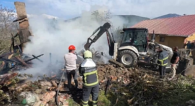 Tek katlı ev yangında kül oldu