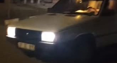 Yolun ortasında, çalışır vaziyetteki otomobilinde sızdı