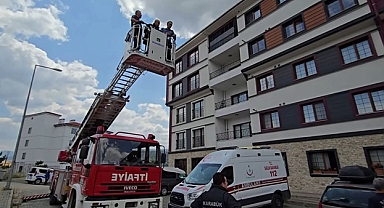 İntihar Mesajı Attı, Balkondan Kurtarıldı