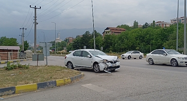 Kavşakta iki otomobil çarpıştı: 3 yaralı