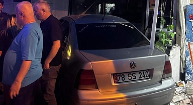 Otomobilin 2 iş yerine çarptığı kazada 1 kişi yaralandı