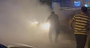 Seyir halindeyken alev alan otomobilin yardımına vatandaşlar yetişti