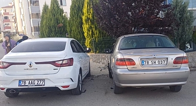 2 OTOMOBİL ÇARPIŞTI:2 YARALI