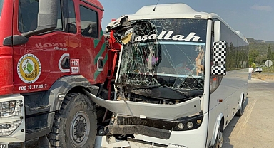 Arazöz ile Midibüs Çarpıştı : 3 Yaralı