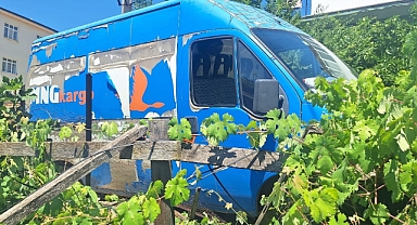 El freni çekilmeyen panelvan bahçeye girdi: 2 yaralı