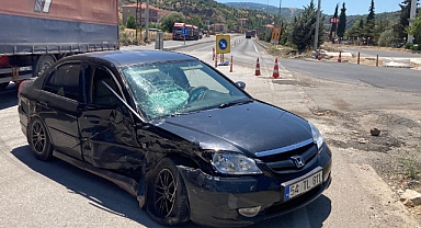 İki otomobilin çarpıştığı kaza kamerada