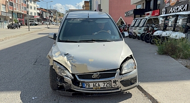 Karabük'te panelvan ile otomobilin çarpıştığı kaza kamerada