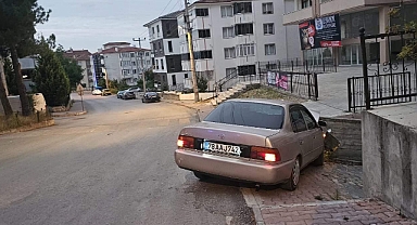 Otomobil duvara çarptı, sürücü yaralandı