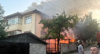 Safranbolu'da kamelyada çıkan yangın eve sıçradı