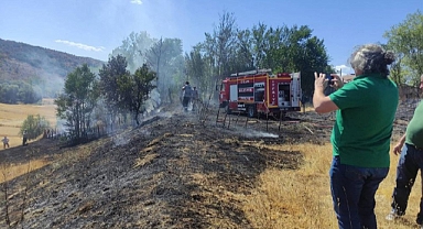 Anız Yangını, Evlere Sıçramadan Söndürüldü
