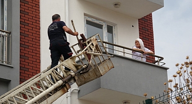 Balkonda mahsur kalan yaşlı kadını itfaiye kurtardı