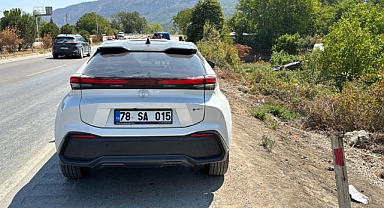 Çarpışan otomobillerden biri bahçeye uçtu:5 yaralı