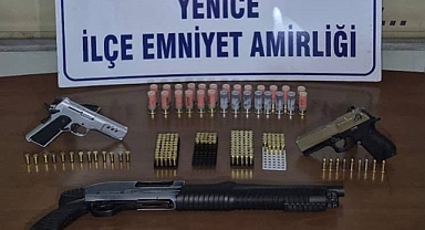 Eğlence mekanına operasyon: Çok sayıda silah ele geçirildi