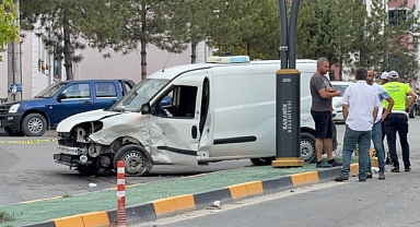 İki Araç Çarpıştı, Biri Bahçeye Uçtu: 3 Yaralı