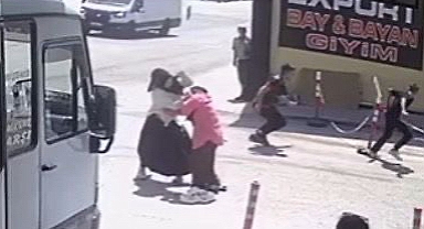 Karabük’te uçan tekmeli ve bıçaklı kavga kamerada